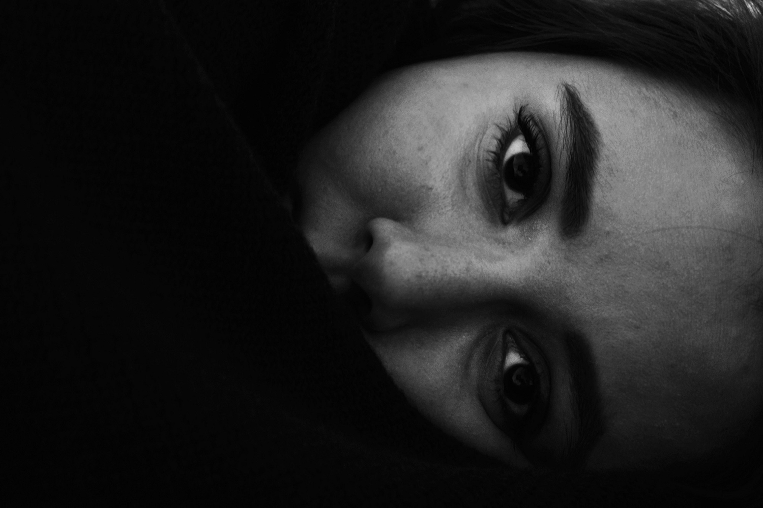 نحوه استفاده از عکاسی سیاه و سفید برای ایجاد تاثیرگذاری بیشتر در عکس های اجتماعی 2 تعمیر دوربین - تعمیرات دوربین - نمایندگی کانن - نمایندگی نیکون