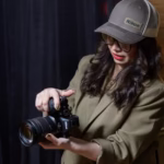 تصویر دوربین Nikon Z5 II در دست یک عکاس حرفه ای در حال عکاسی