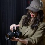 بررسی تخصصی دوربین Nikon Z5 II 10 تصویر دوربین Nikon Z5 II در دست یک عکاس حرفه ای در حال عکاسی