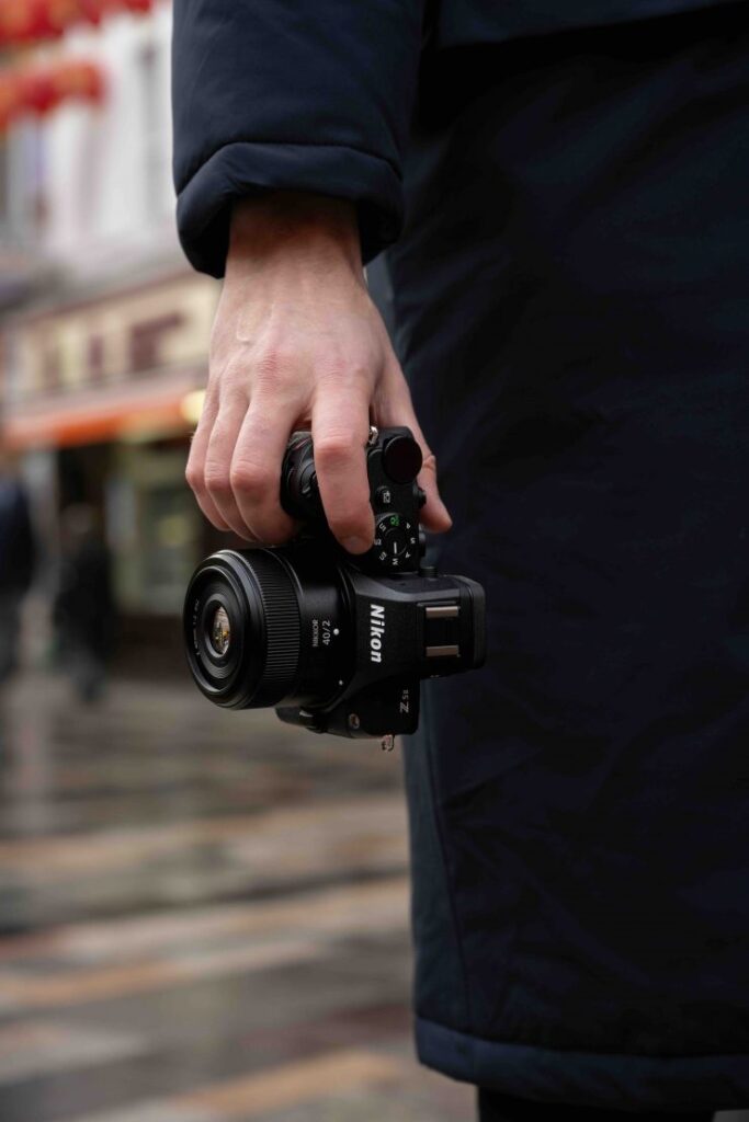 تصویر دوربین Nikon Z5 II در دست