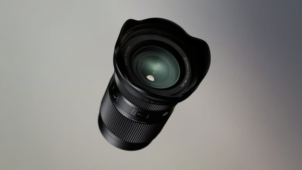 نمای نزدیک از عدسی جلوی لنز 20-200mm.