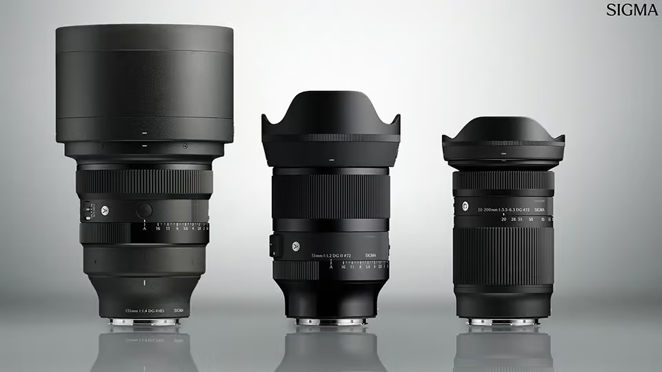 معرفی چهار لنز جدید سیگما – بدون پشتیبانی از مانت RF 8 تصویر لنز سیگما 20-200mm DG Contemporary در دست عکاس.