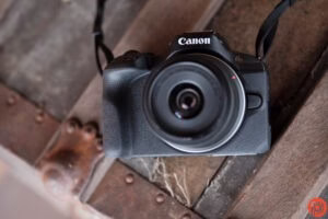 بهترین دوربینهای APS-C برای عکاسی پرتره 5 نمای کامل دوربین Canon EOS R50
