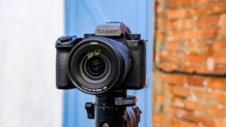 Panasonic Lumix S5IIX – بهترین دوربین برای فیلم‌برداری حرفه‌ای