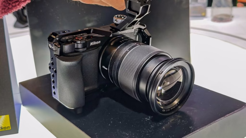 بررسی ۷ دوربین ، لنز و تجهیزات جدید معرفیشده در IBC 2025 ؛ از کانن تا بلک مجیک 2 Blackmagic URSA Cine 12K → «نمای نزدیک از دوربین سینمایی Blackmagic URSA Cine 12K با سنسور ۱۲K»