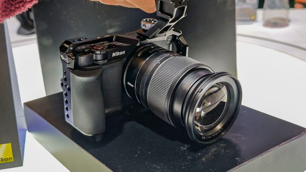 	Blackmagic URSA Cine 12K → «نمای نزدیک از دوربین سینمایی Blackmagic URSA Cine 12K با سنسور ۱۲K»