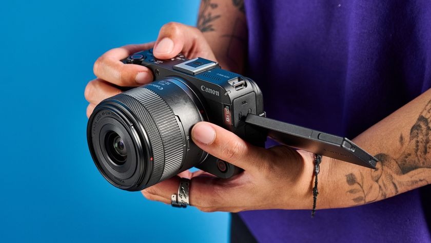Canon EOS R50 V – بهترین دوربین برای ولاگ در سال 2025