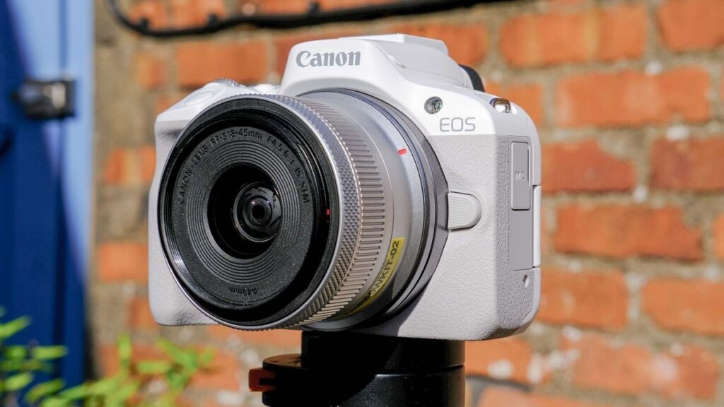 	Canon EOS R50 در دست یک عکاس مبتدی – بهترین دوربین بدون آینه برای شروع عکاسی.