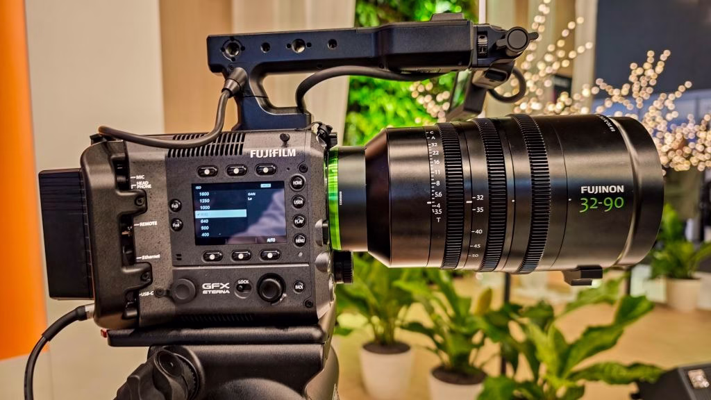 بررسی ۷ دوربین ، لنز و تجهیزات جدید معرفیشده در IBC 2025 ؛ از کانن تا بلک مجیک 6 Fujifilm GFX Eterna 55 → «دوربین مدیومفرمت Fujifilm GFX Eterna 55 با شبیهساز رنگی Eterna»