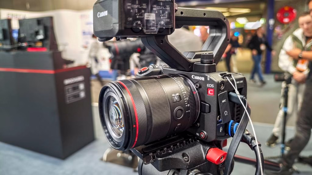بررسی ۷ دوربین ، لنز و تجهیزات جدید معرفیشده در IBC 2025 ؛ از کانن تا بلک مجیک 3 Canon EOS C700 Mark III → «دوربین سینمایی کانن EOS C700 Mark III مجهز به سنسور Super 35»