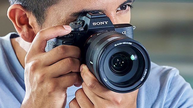 تصویر Sony A7 V → «بدنه دوربین سونی A7 V با سنسور ۴۴ مگاپیکسلی»