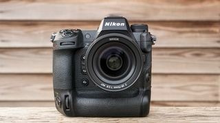 Nikon Z9H با شاتر Global Shutter در حال عکاسی پرسرعت