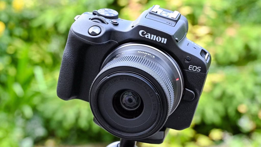 بهترین دوربین های بدون آینه در سال 2025 3 Canon EOS R100 – دوربین اقتصادی و سبک برای تازهکارها