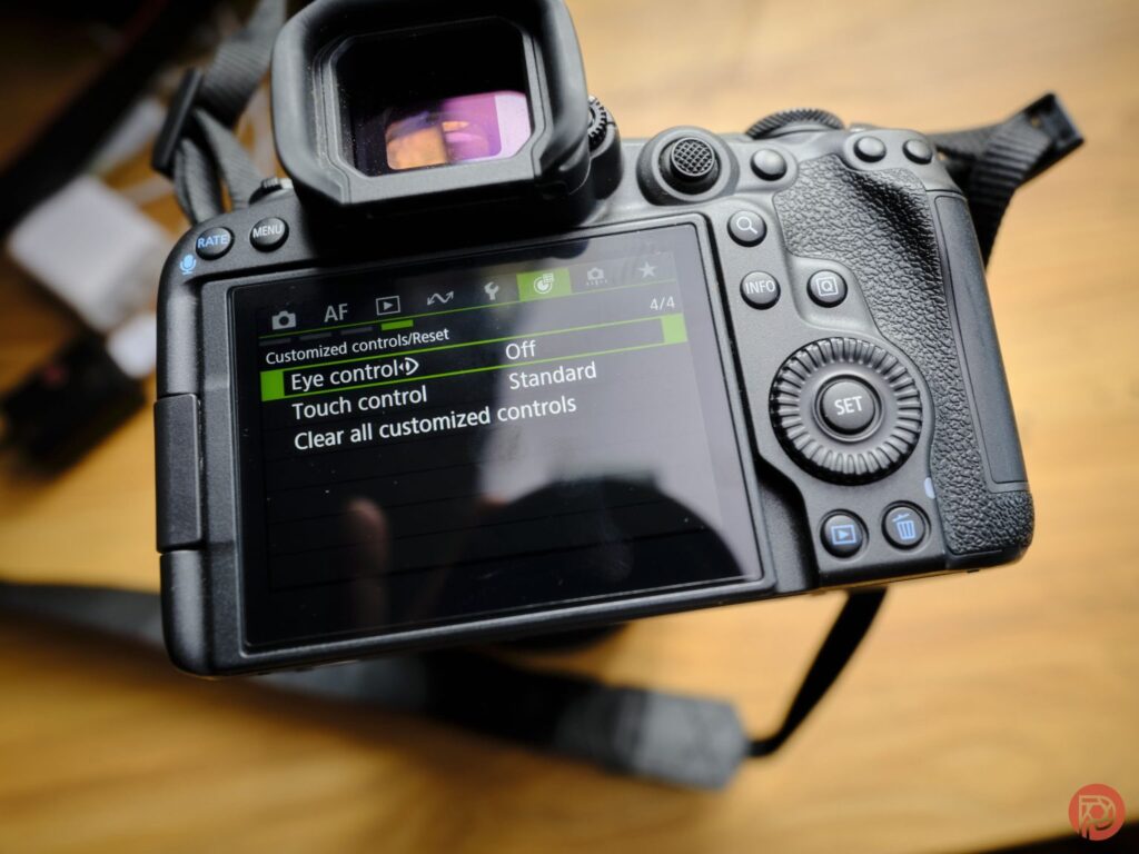 بررسی کامل دوربین Canon EOS R5 Mark II؛ سرعت، هوش و کیفیت در یک بدنه حرفهای 2 دکمهها و نمایشگر Canon EOS R5 Mark II از پشت