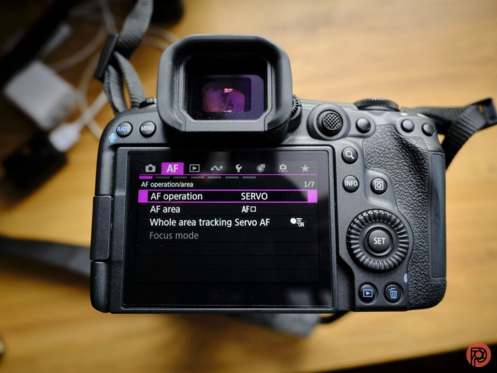 بررسی کامل دوربین Canon EOS R5 Mark II؛ سرعت، هوش و کیفیت در یک بدنه حرفهای 3 نمای نزدیک منظرهیاب Canon R5 Mark II.