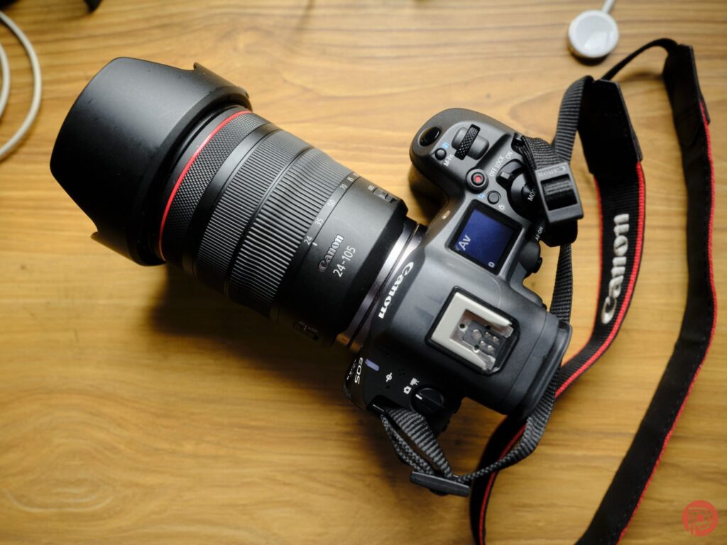 بررسی کامل دوربین Canon EOS R5 Mark II؛ سرعت، هوش و کیفیت در یک بدنه حرفهای 4 درگاه HDMI فولسایز در Canon R5 Mark II.