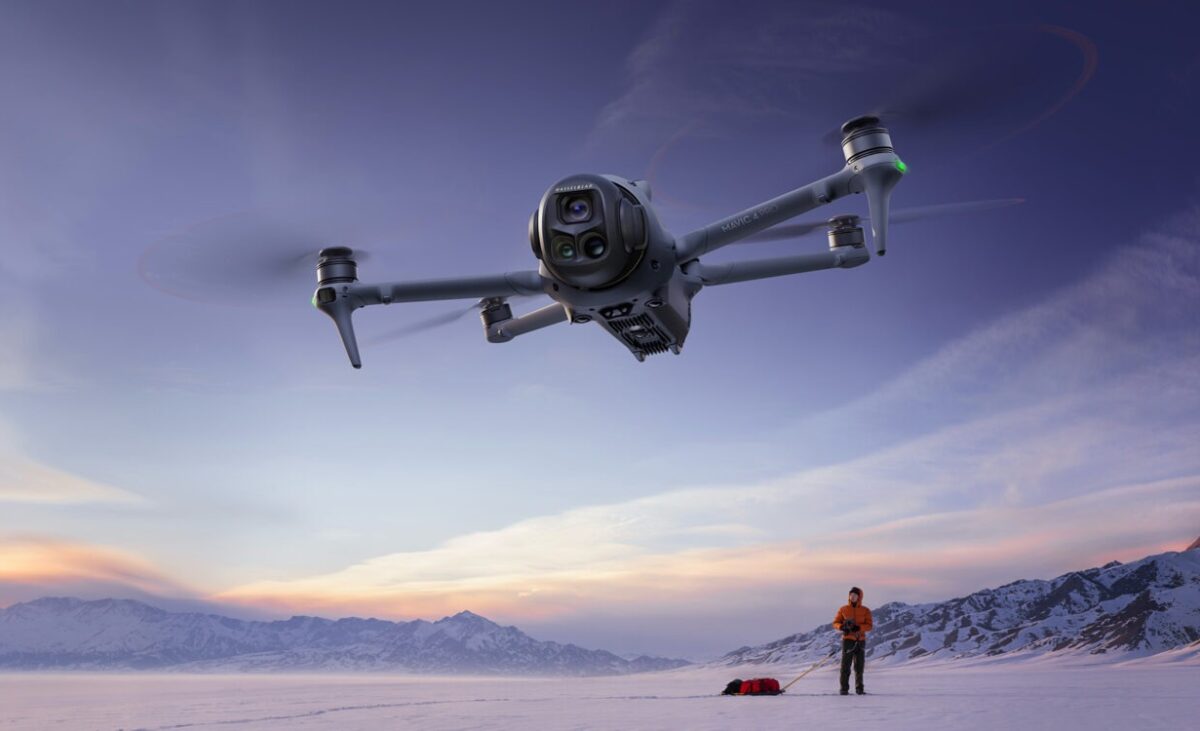 بهروزرسانی جدید DJI Mavic 4 Pro: تغییر فاصلهی کانونی هنگام ضبط و فیلمبرداری عمودی بدون افت کیفیت 1 تصویر هوایی از DJI Mavic 4 Pro که دوربین سهگانهی پیشرفته و طراحی آیرودینامیک آن را نشان میدهد؛ مناسب برای معرفی قابلیتهای فیلمبرداری جدید.