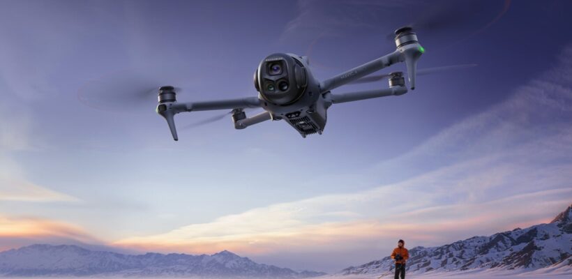 بهروزرسانی جدید DJI Mavic 4 Pro: تغییر فاصلهی کانونی هنگام ضبط و فیلمبرداری عمودی بدون افت کیفیت 1 تصویر هوایی از DJI Mavic 4 Pro که دوربین سهگانهی پیشرفته و طراحی آیرودینامیک آن را نشان میدهد؛ مناسب برای معرفی قابلیتهای فیلمبرداری جدید.