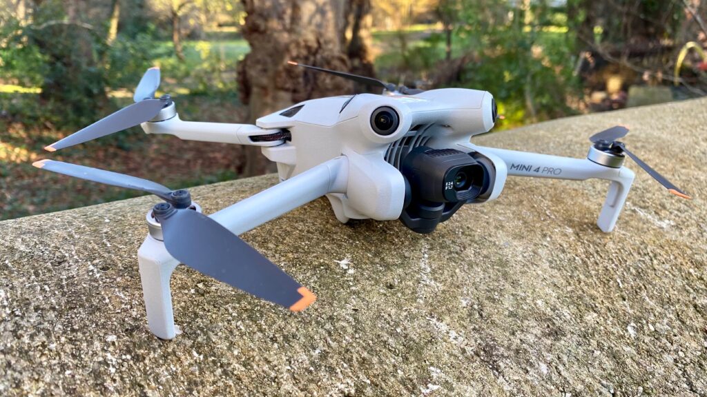بهروزرسانی جدید DJI Mavic 4 Pro: تغییر فاصلهی کانونی هنگام ضبط و فیلمبرداری عمودی بدون افت کیفیت 4 کنترلر DJI RC 2 در حال کنترل Mavic 4 Pro