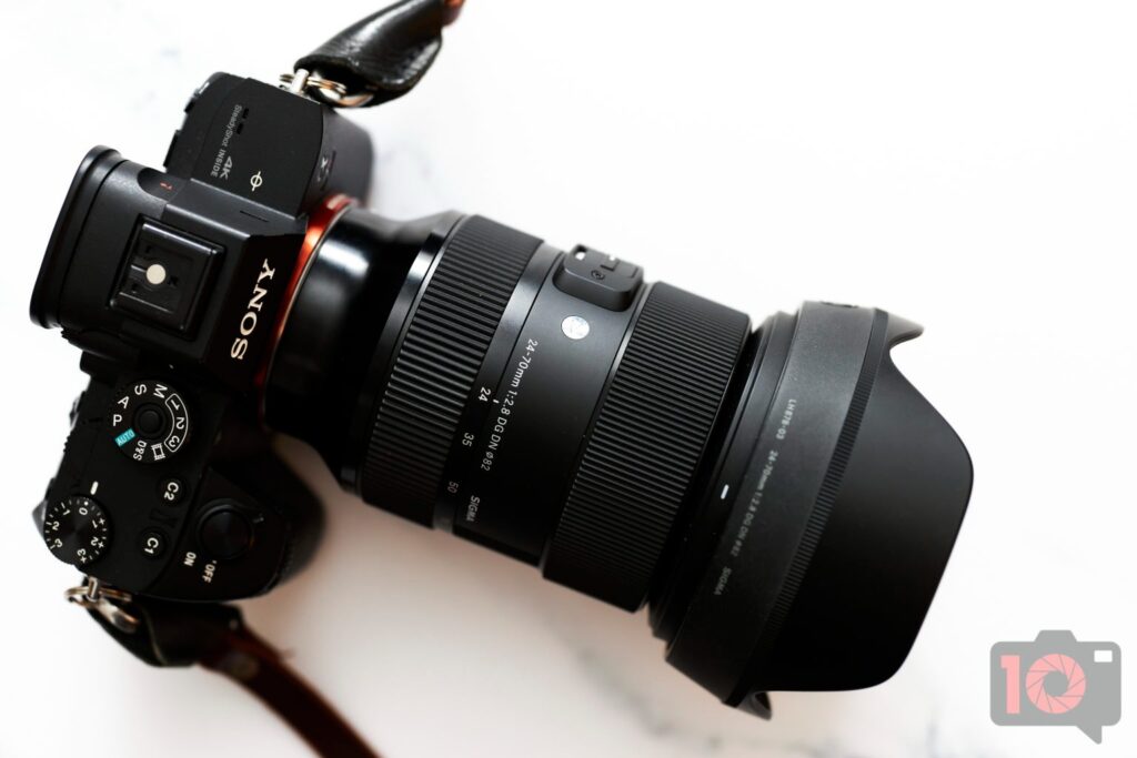 لنز Sigma 24-70mm DG DN Art روی پس‌زمینه سفید