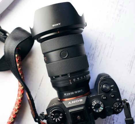۵ لنز برتر ۲۴-۷۰ میلیمتری برای دوربینهای فول فریم در سال ۲۰۲۵ 66 لنز Sony 24-70mm G Master II بر روی دوربین Sony A7 IV