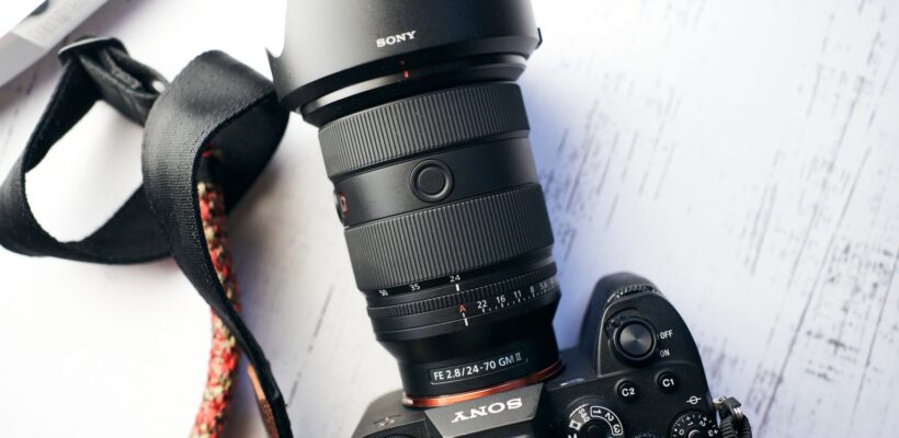 ۵ لنز برتر ۲۴-۷۰ میلیمتری برای دوربینهای فول فریم در سال ۲۰۲۵ 1 لنز Sony 24-70mm G Master II بر روی دوربین Sony A7 IV