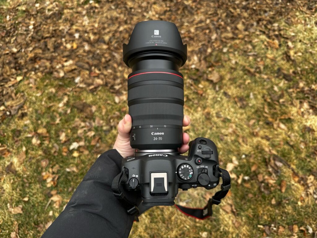 لنز Canon RF 24-70mm f/2.8 روی دوربین EOS R6 II