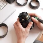 رفع مشکل فوکوس (AF) در کانن: راهنمای جامع تشخیص و تعمیر تخصصی سیستم فوکوس خودکار 8 تکنسین در حال تشخیص مشکل فوکوس دوربین کانن با تجهیزات تخصصی و نرمافزارهای تشخیصی