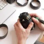 رفع مشکل فوکوس (AF) در کانن: راهنمای جامع تشخیص و تعمیر تخصصی سیستم فوکوس خودکار 12 تکنسین در حال تشخیص مشکل فوکوس دوربین کانن با تجهیزات تخصصی و نرمافزارهای تشخیصی