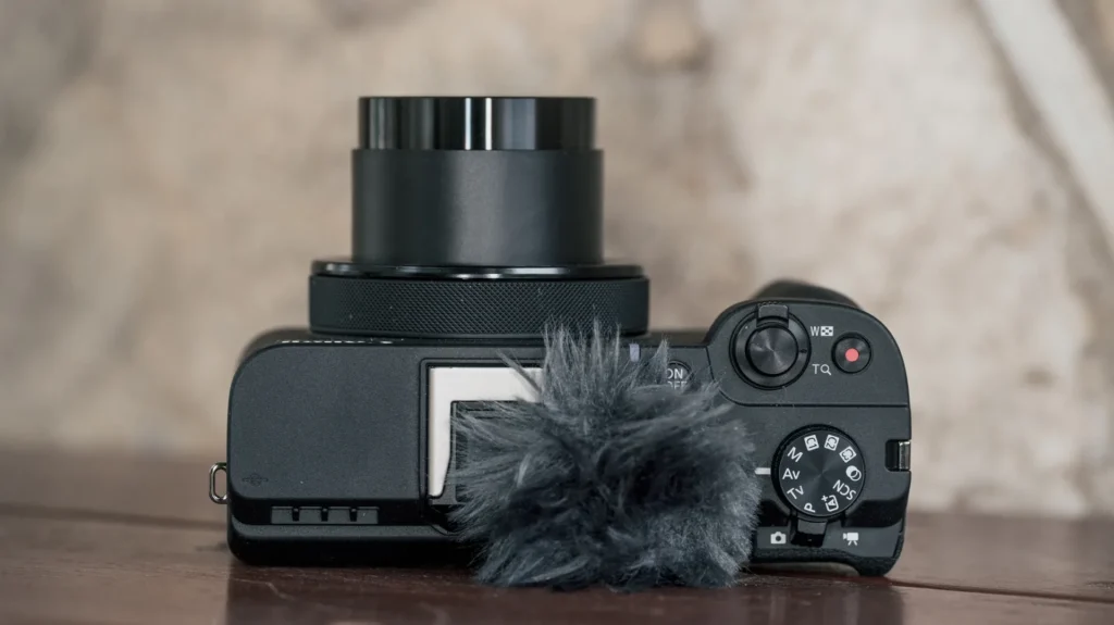 Canon V1 compact size in hand