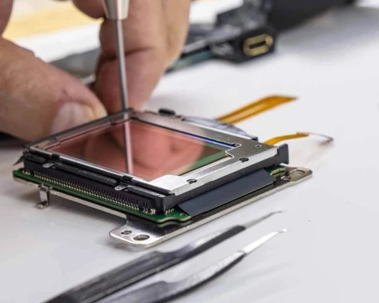 تعویض سنسور دوربین کانن: راهنمای کامل تخصصی و نکات حیاتی 5 تکنسین ایده آل در حال تعویض قطعه