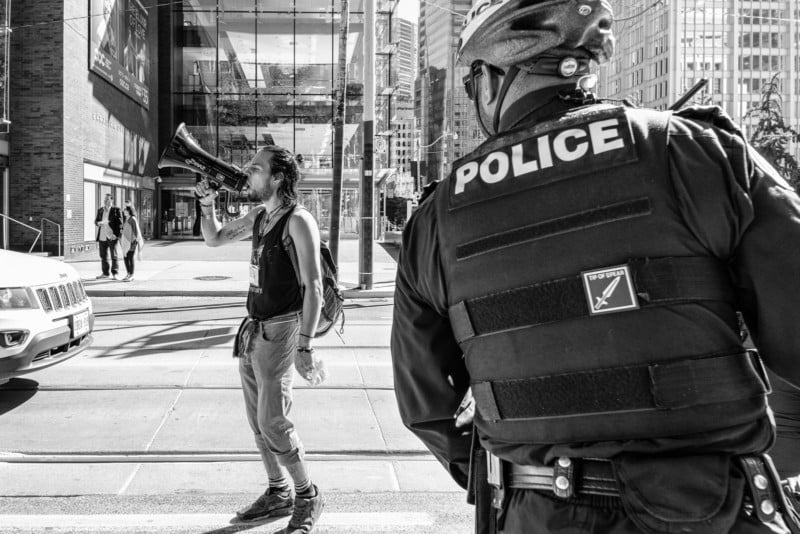 عکاسی خیابانی: راهنمای جامع حفاظت از دوربین و تعمیرات تخصصی در شرایط چالشبرانگیز 4 انتخاب موقعیت مناسب در عکاسی خیابانی