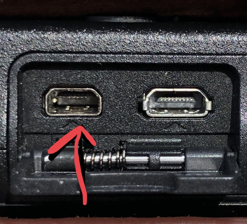 عکاسی خیابانی: راهنمای جامع حفاظت از دوربین و تعمیرات تخصصی در شرایط چالشبرانگیز 3 استفاده از پورت های خروجی و ورودی دوربین با دقت بیشتر