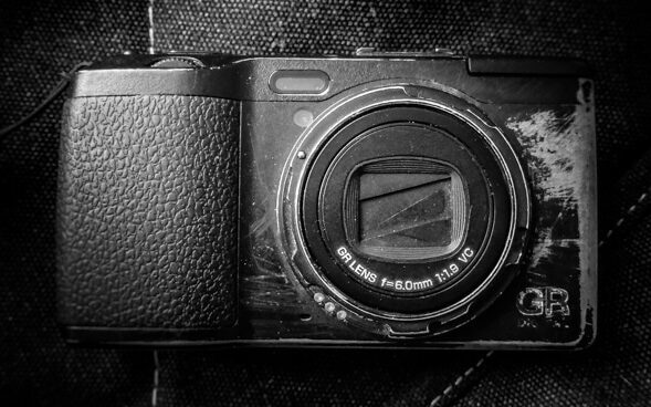 عکاسی خیابانی: راهنمای جامع حفاظت از دوربین و تعمیرات تخصصی در شرایط چالشبرانگیز 2 آسیب دیدگی دوربین عکاسی