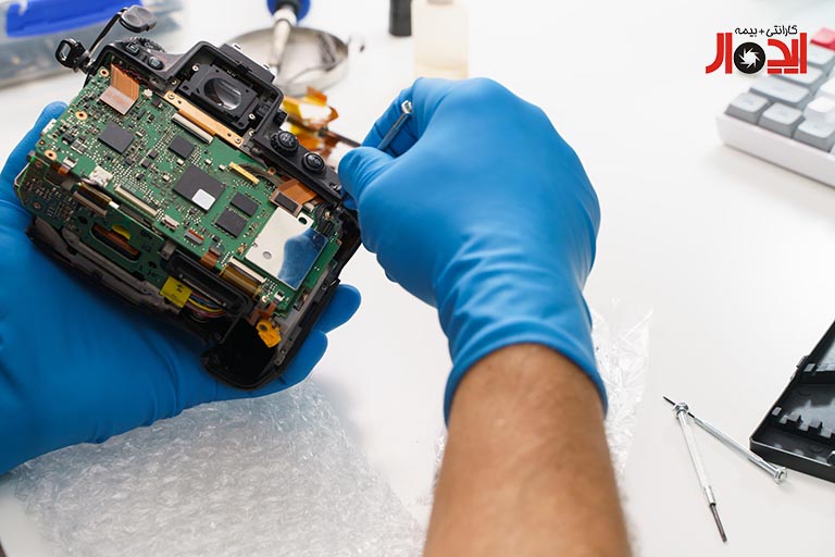 کارشناس ایده‌آل دوربین در حال عیب یابی عنوان: کارشناس در حال عیب‌یابی دوربین