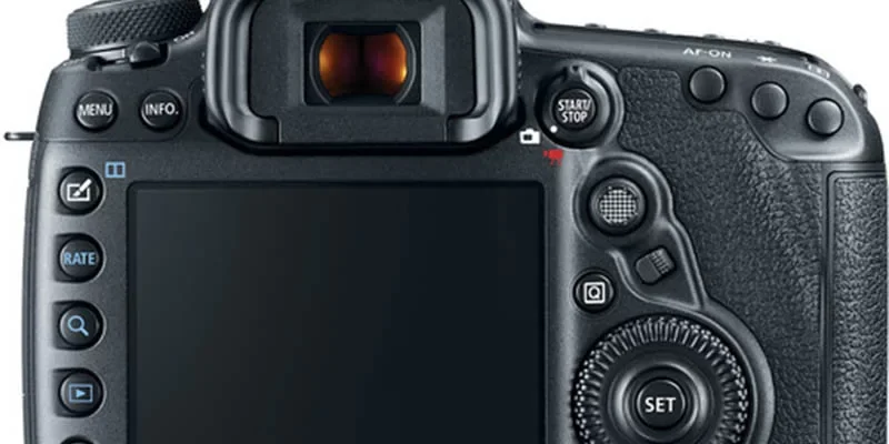 نمای جلو دوربین Canon 5D Mark IV