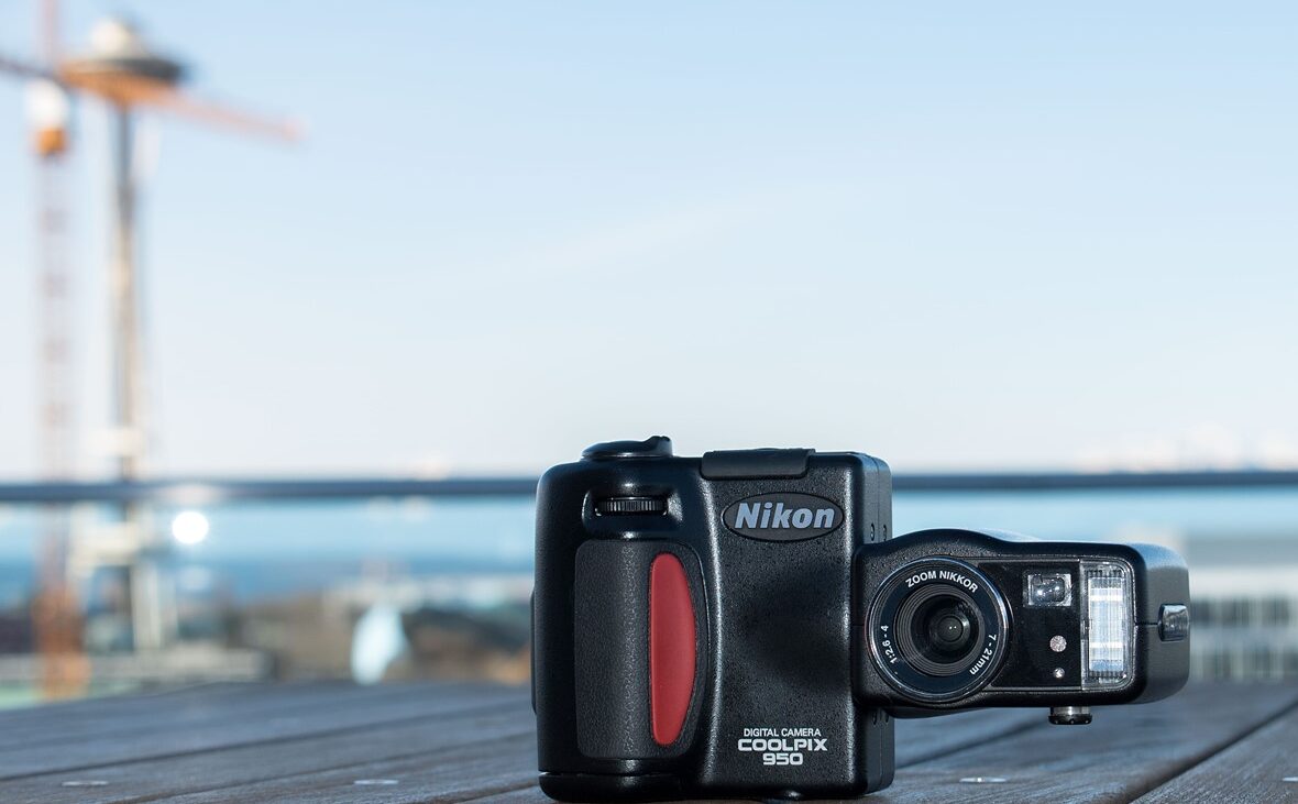 تاریخچه دوربین‌های کامپکت از فیلم تا دیجیتال