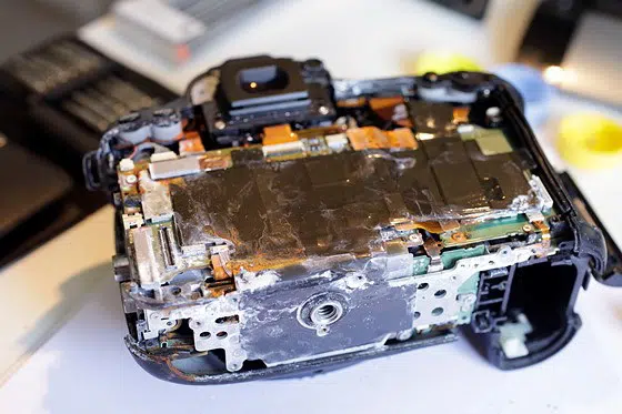 تعمیر آبخوردگی دوربین کانن (canon) - راهنمای جامع اورژانسی و خدمات تخصصی 3 تعویض و مادربرد/منبع تغذیه