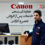 تکنسین متخصص با ابزارهای دقیق در حال تست و عیب‌یابی یک دوربین کانن