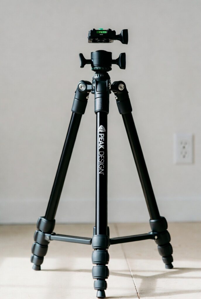 تصویری از یک تکنیسین متخصص در حال بررسی و سرویس یک سه‌پایه در مرکز ایده‌آل دوربین.