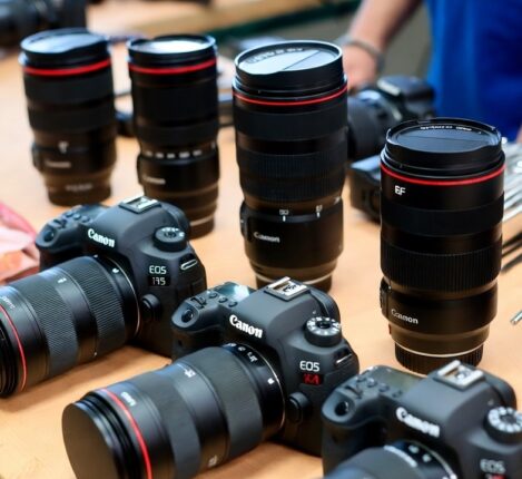 مجموعه‌ای از دوربین‌های مختلف کانن شامل مدل‌های DSLR و Mirrorless