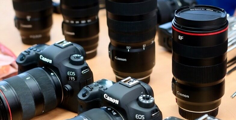 قیمت تعمیر کانن (canon) — راهنمای جامع تعرفه و برآورد هزینه 1 مجموعهای از دوربینهای مختلف کانن شامل مدلهای DSLR و Mirrorless