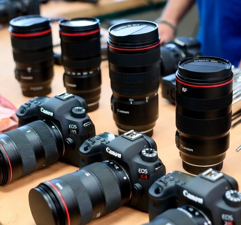 مجموعه‌ای از دوربین‌های مختلف کانن شامل مدل‌های DSLR و Mirrorless