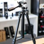معرفی سهبعدی Peak Design Pro Tripods: استاندارد جدیدی برای پایداری و حملونقل 10 سهپایه Peak Design Pro به همراه اکسسوری Tilt Mod نصب شده که در حال فیلمبرداری از یک سوژه متحرک است.