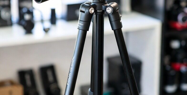 سه‌پایه Peak Design Pro به همراه اکسسوری Tilt Mod نصب شده که در حال فیلم‌برداری از یک سوژه متحرک است.