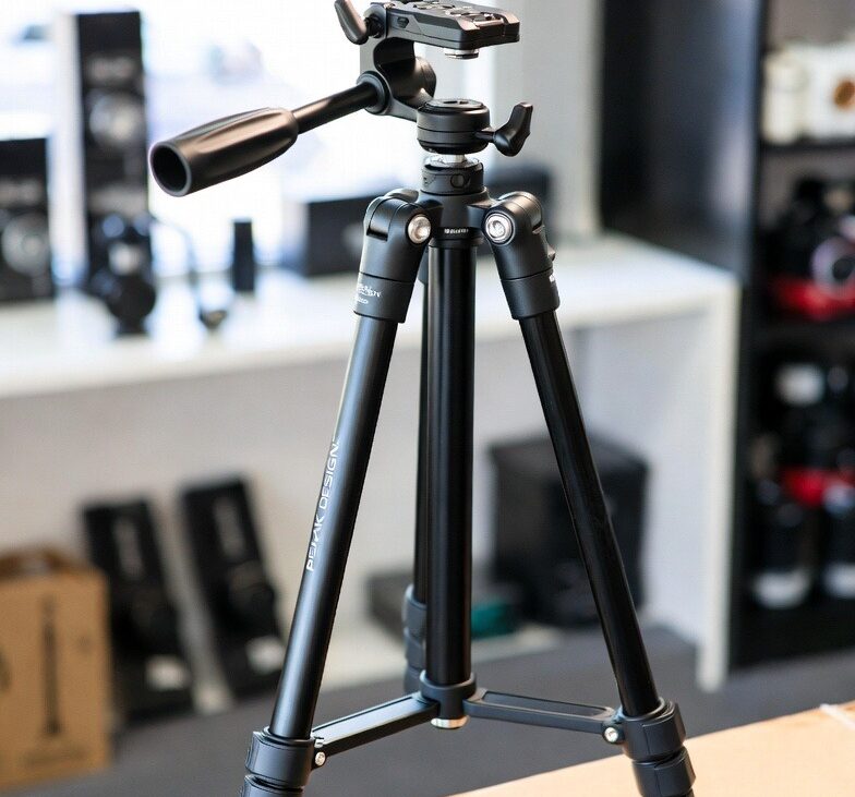 سه‌پایه Peak Design Pro به همراه اکسسوری Tilt Mod نصب شده که در حال فیلم‌برداری از یک سوژه متحرک است.