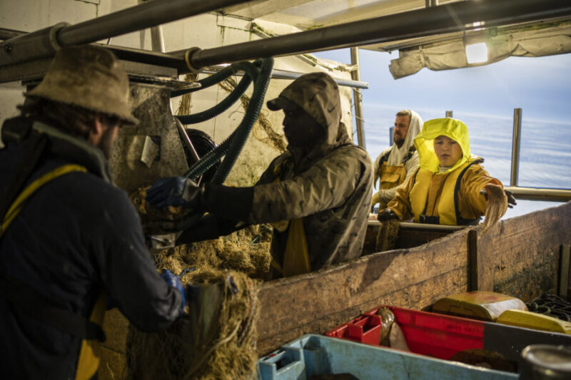 اولیویه ژوبار در حال عکاسی با دوربین سونی آلفا ۱ و لنز 35mm در فضای تنگ یک قایق ماهیگیری