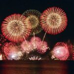 عکاسی حرفه‌ای از آتش‌بازی شب با دوربین سونی آلفا روی سه‌پایه