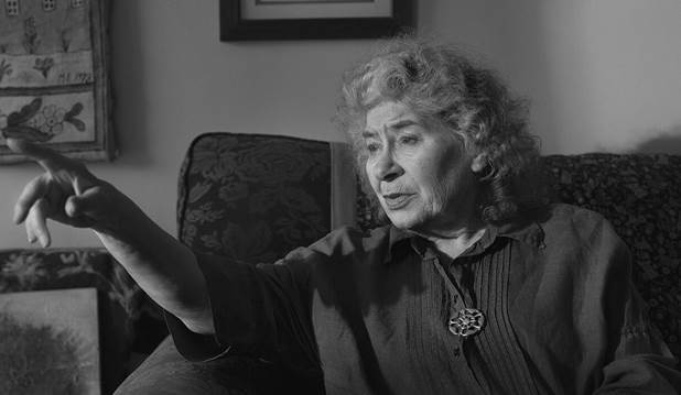 Alt Text: یک پرتره سیاه و سفید قدرتمند با جزئیات دقیق در نقاط روشن و تاریکی ت