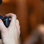 کلوزآپ بسیار نزدیک از یک چشم انسان با مژه‌های تیز و واضح در یک پرتره